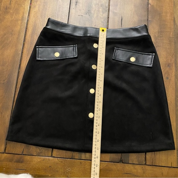 NWT Marc New York Women’s Elegant Small Suede Black Mini Skirt with Gold Accents - Picture 3 of 6